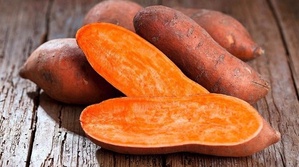 Чья оранжевая мякоть напоминает по вкусу сразу и тыкву, и морковку, и картошку? - 5 букв